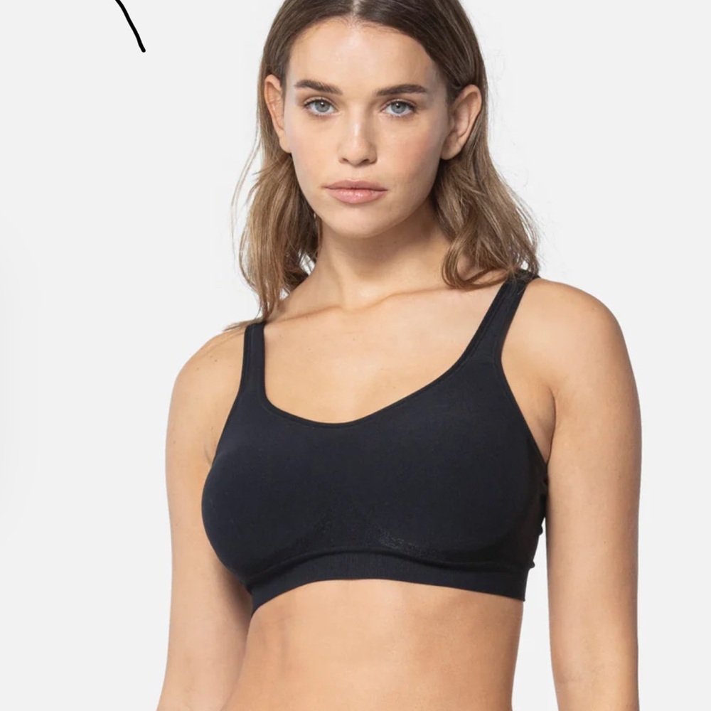 NWT 2-Underoutfit  Seamless Bras
